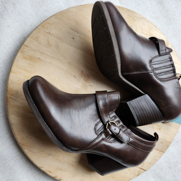Bare Traps Boots - Picture 1 of 7